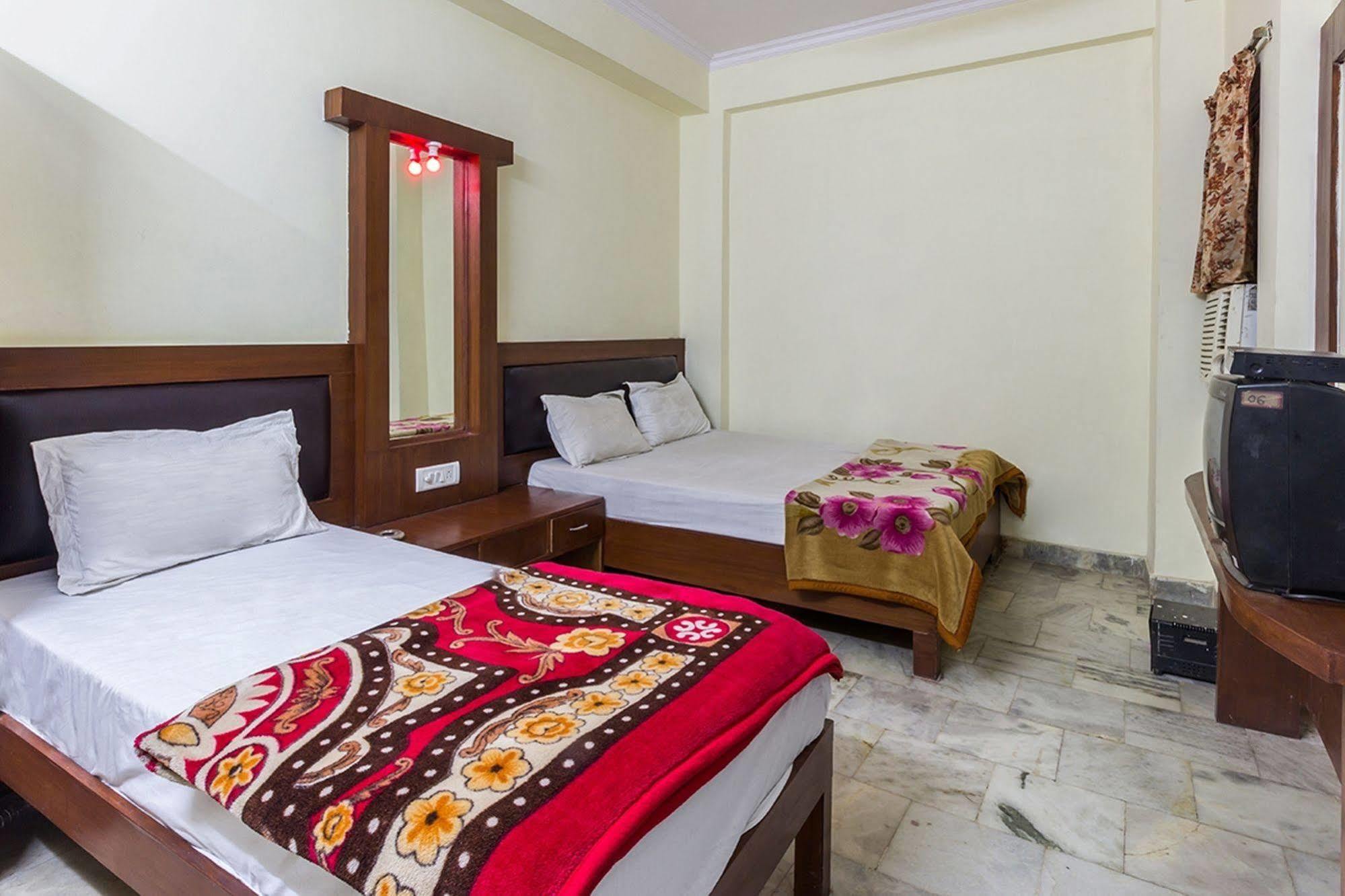 Sahara International Deluxe Hotel New Delhi Exterior foto